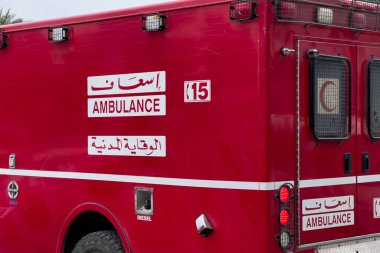 Modern ambulans Fas 'ta yolda gidiyor.