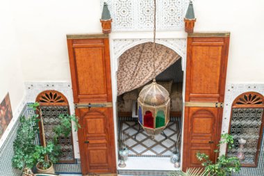 Büyük ahşap kapı Fas 'ta geleneksel Riad' ın içindeki bir Fas salonuna açıldı.