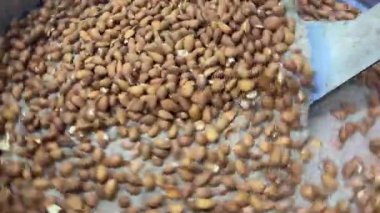 Badem ızgara yapan otomatik dönen bir makine