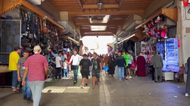 Άνθρωποι Περπατούν Στη Μεδίνα Του Ραμπάτ Μαρόκο — Αρχείο Βίντεο