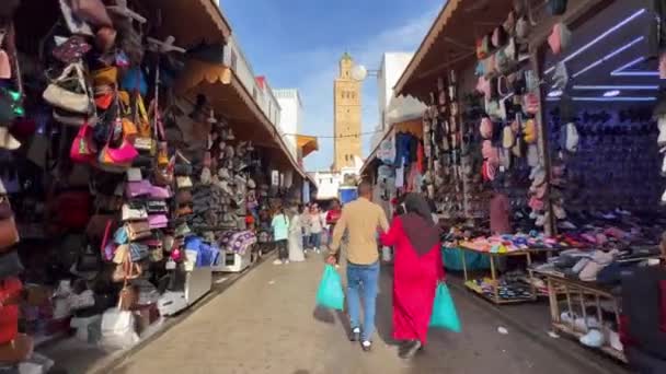 モロッコ ラバトのメディナを歩く人々 — ストック動画