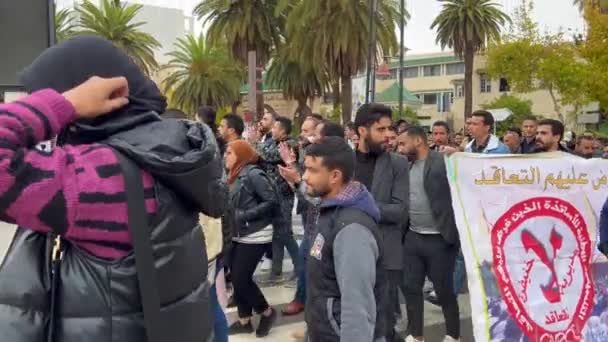 Een Groep Leraren Die Vreedzaam Marcheren Protesteren Weg Fez Marokko — Stockvideo