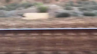 Hareket halindeki bir trenden gelen tren yolu üzerindeki pencere manzarası