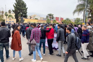 Bir grup öğretmen Fez, Fas 'ta barış içinde yürüyüş ve protesto yürüyüşü yapıyor.