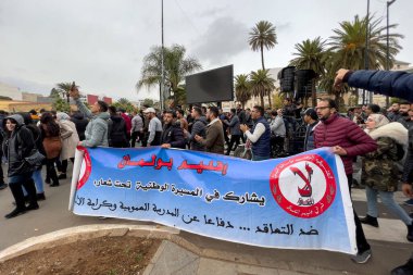 Bir grup öğretmen Fez, Fas 'ta barış içinde yürüyüş ve protesto yürüyüşü yapıyor.