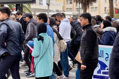 Bir grup öğretmen Fez, Fas 'ta barış içinde yürüyüş ve protesto yürüyüşü yapıyor.