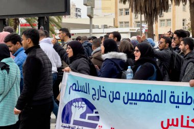 Bir grup öğretmen Fez, Fas 'ta barış içinde yürüyüş ve protesto yürüyüşü yapıyor.