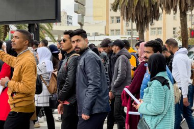 Bir grup öğretmen Fez, Fas 'ta barış içinde yürüyüş ve protesto yürüyüşü yapıyor.