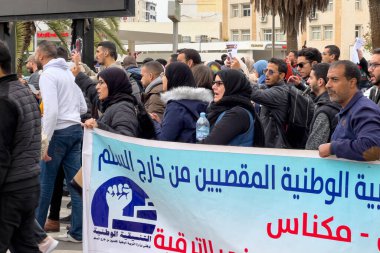 Bir grup öğretmen Fez, Fas 'ta barış içinde yürüyüş ve protesto yürüyüşü yapıyor.