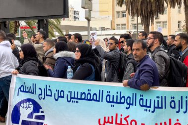 Bir grup öğretmen Fez, Fas 'ta barış içinde yürüyüş ve protesto yürüyüşü yapıyor.