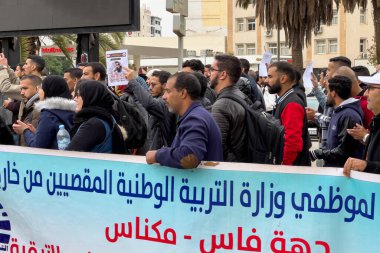 Bir grup öğretmen Fez, Fas 'ta barış içinde yürüyüş ve protesto yürüyüşü yapıyor.
