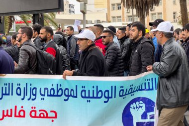 Bir grup öğretmen Fez, Fas 'ta barış içinde yürüyüş ve protesto yürüyüşü yapıyor.