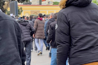 Bir grup öğretmen Fez, Fas 'ta barış içinde yürüyüş ve protesto yürüyüşü yapıyor.