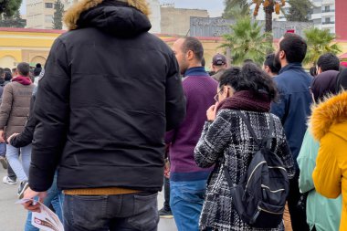 Bir grup öğretmen Fez, Fas 'ta barış içinde yürüyüş ve protesto yürüyüşü yapıyor.