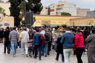 Bir grup öğretmen Fez, Fas 'ta barış içinde yürüyüş ve protesto yürüyüşü yapıyor.