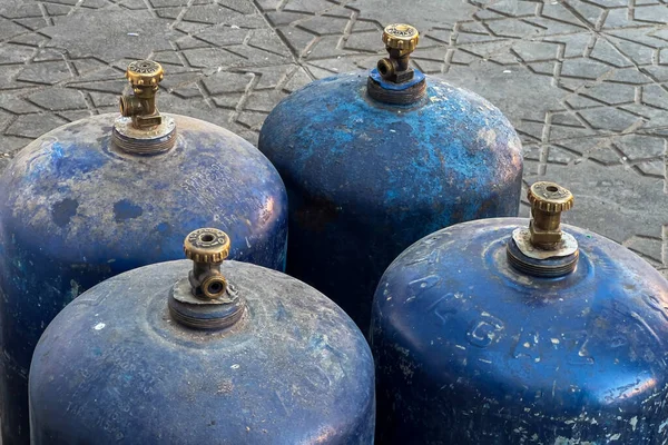 Sokakta dört gaz tüpü var.