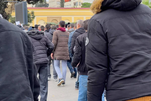 Bir grup öğretmen Fez, Fas 'ta barış içinde yürüyüş ve protesto yürüyüşü yapıyor.