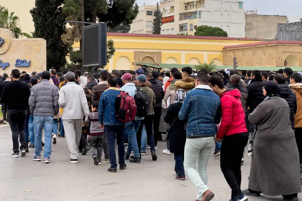 Bir grup öğretmen Fez, Fas 'ta barış içinde yürüyüş ve protesto yürüyüşü yapıyor.