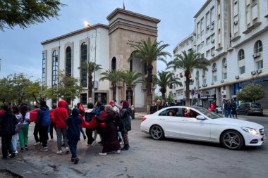 Faslı taraftarlar, FIFA Dünya Kupası Katar 2022 'de milli takımının zaferinden sonra yolları kapatan bayraklar sallıyor.