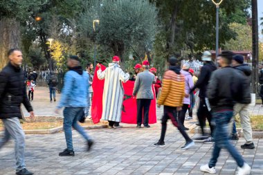 Faslı taraftarlar, FIFA Dünya Kupası Katar 2022 'de milli takımının zaferinden sonra yolları kapatan bayraklar sallıyor.