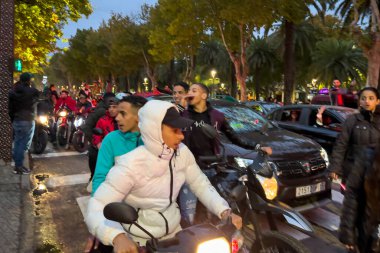 Faslı taraftarlar, FIFA Dünya Kupası Katar 2022 'de milli takımının zaferinden sonra yolları kapatan bayraklar sallıyor.