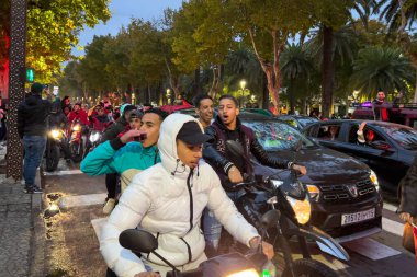 Faslı taraftarlar, FIFA Dünya Kupası Katar 2022 'de milli takımının zaferinden sonra yolları kapatan bayraklar sallıyor.