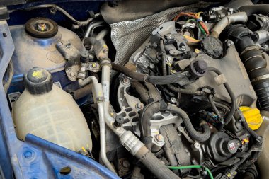 Açık bir benzinli arabanın motorunun bir tamirciye yakın çekimi.