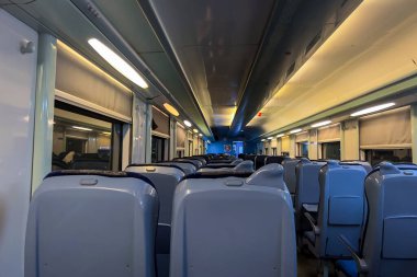 İkinci sınıf bir vagonda boş koltuklar.