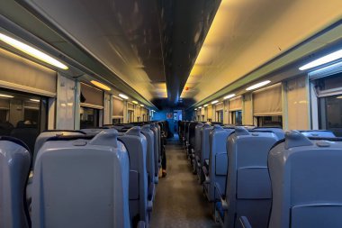 İkinci sınıf bir vagonda boş koltuklar.