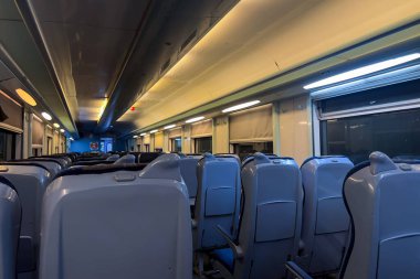 İkinci sınıf bir vagonda boş koltuklar.