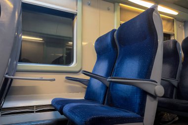 İkinci sınıf bir vagonda boş koltuklar.