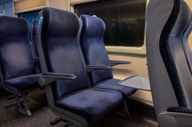 İkinci sınıf bir vagonda boş koltuklar.