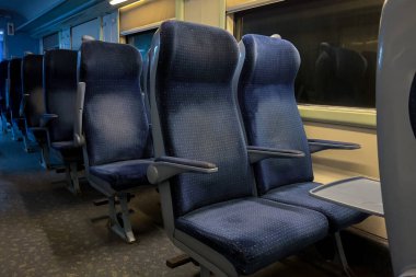 İkinci sınıf bir vagonda boş koltuklar.