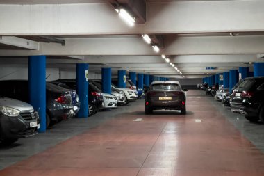 Rabat, Fas 'ta bir yeraltı aracına park edilmiş arabalar.