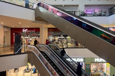 Fes, Fas 'taki Borj Fez alışveriş merkezindeki yürüyen merdivenler.