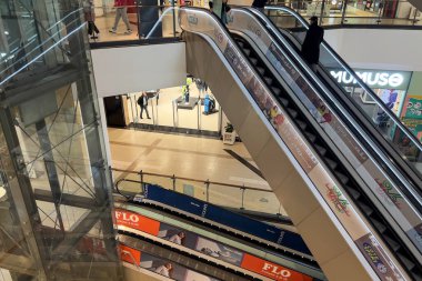 Fes, Fas 'taki Borj Fez alışveriş merkezindeki yürüyen merdivenler.