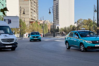 Tanger, Fas 'ta mavi bir taksi sürüyor.