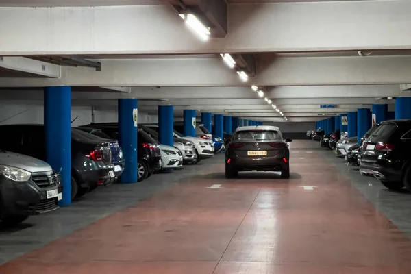 Rabat, Fas 'ta bir yeraltı aracına park edilmiş arabalar.