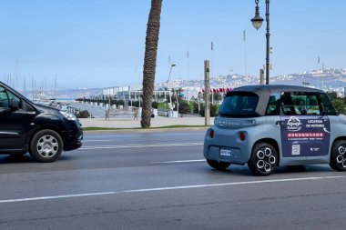 Tanger, Fas 'ta yolda giden Gri bir Citroen Ami (Elektrikli Araç)