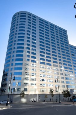 Parlak pencereli modern bina