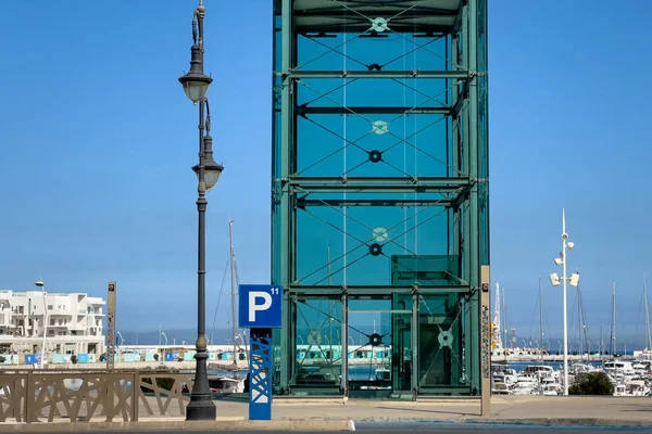 Tanca, Fas şehir merkezindeki yeraltı otoparkına asansörlü cam girişler.