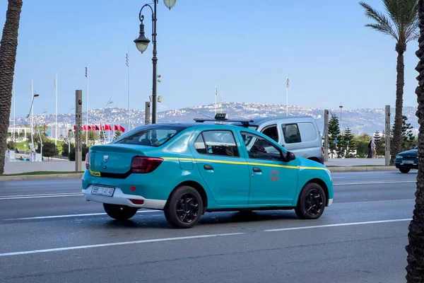 Taxi Azul Conduciendo Carretera Tanger Marruecos — Foto de Stock