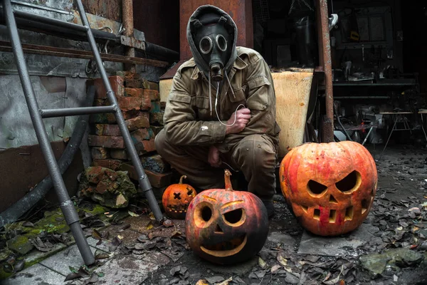 Halloween Oranje Pompoenen Sloppenwijken Gasmasker Man Angst — Stockfoto