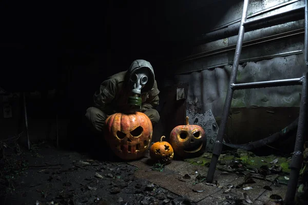 Homem Com Uma Máscara Gás Com Abóboras Halloween Laranja Celebra — Fotografia de Stock
