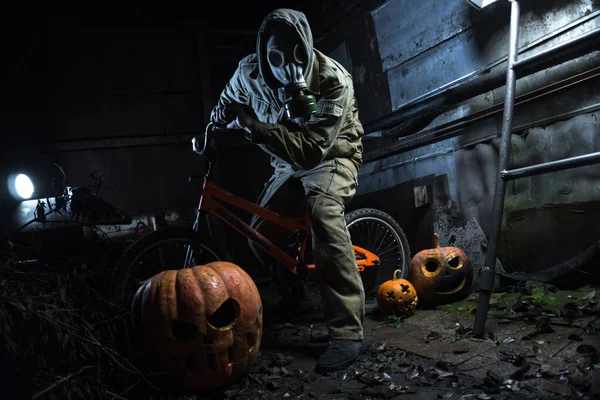 Een Man Met Een Gasmasker Met Oranje Halloween Pompoenen Viert — Stockfoto