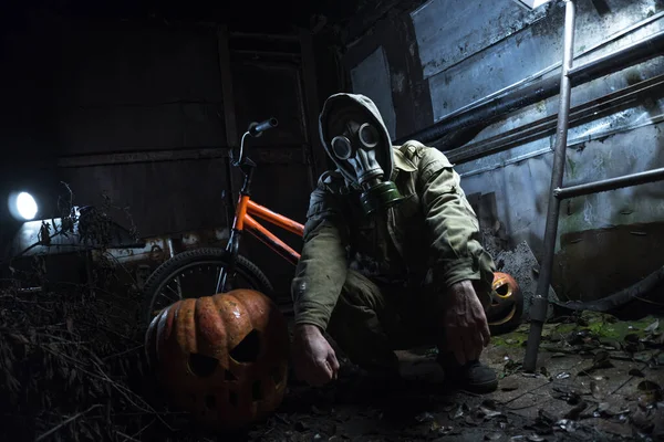 Een Man Met Een Gasmasker Met Oranje Halloween Pompoenen Viert — Stockfoto