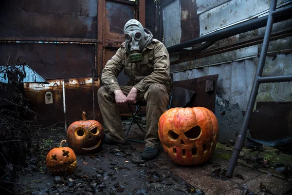 Homem Com Uma Máscara Gás Com Abóboras Halloween Laranja Celebra — Fotografia de Stock