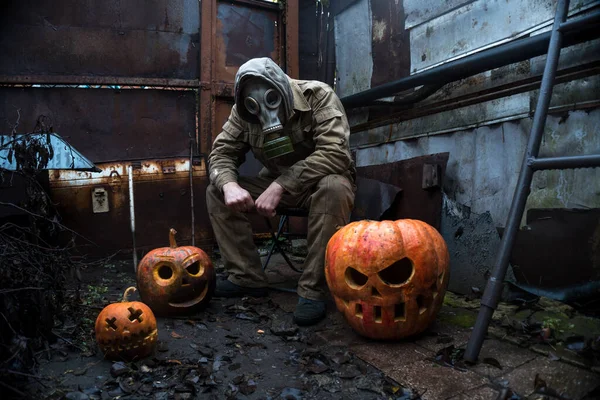 Homme Dans Masque Gaz Avec Des Citrouilles Orange Halloween Célèbre — Photo