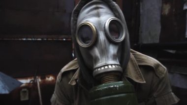 Güneş ormanı gaz maskesine karşı koruyucu maske takan hiç kimse yok.
