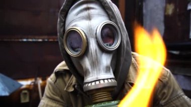 Güneş ormanı gaz maskesine karşı koruyucu maske takan hiç kimse yok.